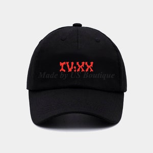 Puede incluir: Gorra de béisbol negra con un logotipo bordado en rojo que dice "IV:XX Made by US Boutique".