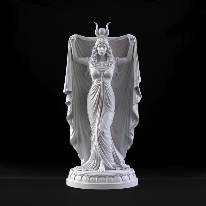 Peut inclure: Une statue blanche repr&eacute;sentant une silhouette debout v&ecirc;tue d'une longue robe fluide et d'une coiffe orn&eacute;e d'un croissant de lune et d'une sph&egrave;re centrale. La silhouette tient un grand drap&eacute; d&eacute;ploy&eacute; avec ses deux bras sur un socle circulaire.