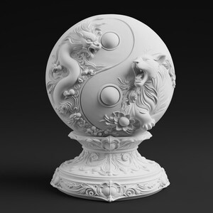 Peut inclure: Une sculpture sph&eacute;rique blanc mat pr&eacute;sentant un relief de dragon et de tigre formant un symbole yin-yang. La sph&egrave;re repose sur un socle circulaire orn&eacute; avec des volutes complexes et des sculptures florales, le tout dans une finition blanc uni.