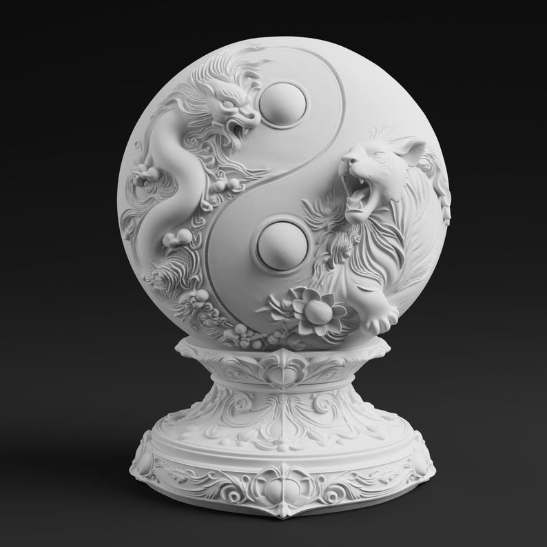 Peut inclure: Une sculpture sph&eacute;rique blanc mat pr&eacute;sentant un relief de dragon et de tigre formant un symbole yin-yang. La sph&egrave;re repose sur un socle circulaire orn&eacute; avec des volutes complexes et des sculptures florales, le tout dans une finition blanc uni.
