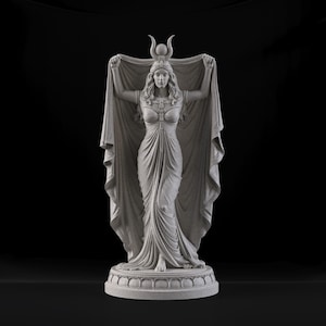 Peut inclure: Une statue gris clair couleur pierre repr&eacute;sentant une silhouette debout aux longs cheveux, v&ecirc;tue d'une longue robe drap&eacute;e et d'une coiffe orn&eacute;e d'un croissant de lune et d'une sph&egrave;re centrale. La silhouette tient un grand tissu d&eacute;ploy&eacute;.