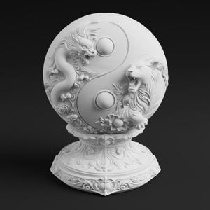 Peut inclure: Une sculpture sph&eacute;rique blanc mat pr&eacute;sentant un relief de dragon et de lion dispos&eacute;s en motif yin-yang. La sph&egrave;re repose sur une base orn&eacute;e de style pi&eacute;destal avec des volutes complexes et des sculptures florales, le tout dans une finition blanche.