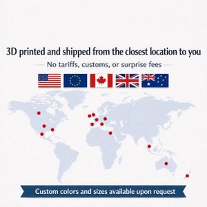 Peut inclure: Un graphique pr&eacute;sentant une carte du monde bleu clair avec des points de localisation rouges, cinq drapeaux nationaux et r&eacute;gionaux, et le texte 3D printed and shipped from the closest location to you, No tariffs, customs, or surprise fees, et Custom colors and sizes available upon request.