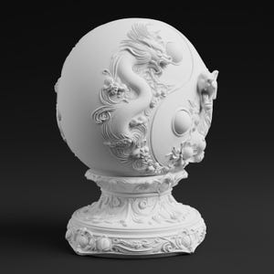Peut inclure: Une sculpture sph&eacute;rique en blanc mat pr&eacute;sentant des reliefs complexes sculpt&eacute;s d'un dragon et d'un tigre dispos&eacute;s en motif yin-yang. La sph&egrave;re repose sur un socle orn&eacute; et d&eacute;taill&eacute; avec des motifs floraux en volutes et des accents circulaires.