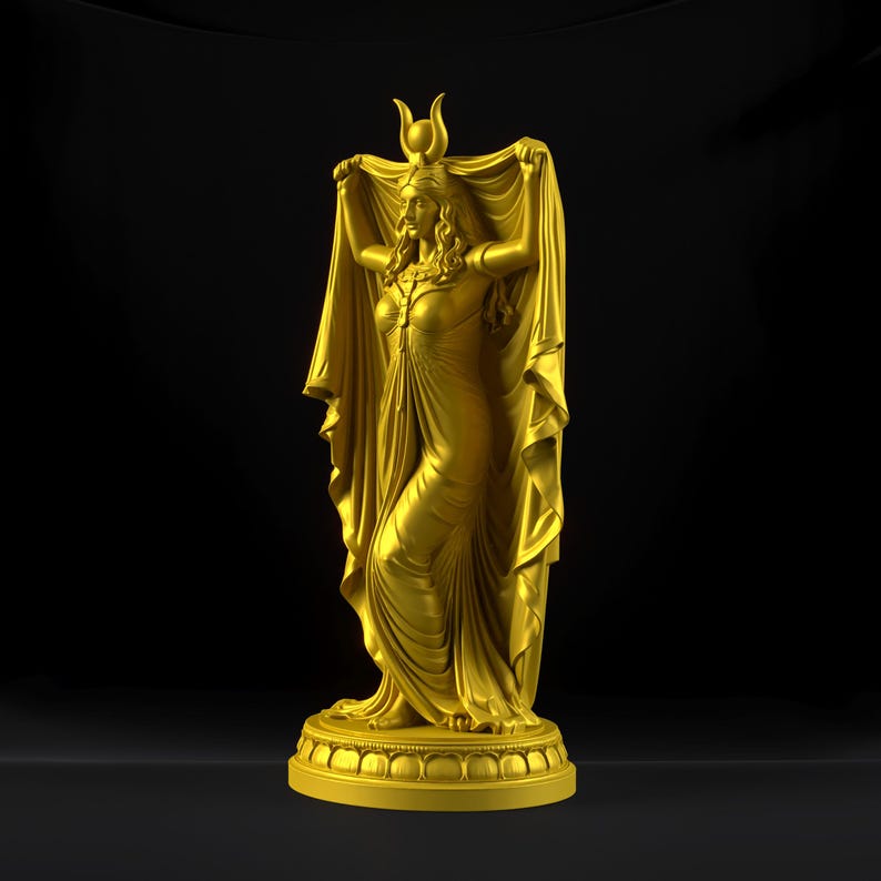 Peut inclure: Une statue dor&eacute;e repr&eacute;sentant une silhouette debout v&ecirc;tue d'une longue robe fluide et d'une coiffe en forme de croissant de lune. La silhouette tient un grand morceau de tissu drap&eacute; au-dessus de sa t&ecirc;te avec ses deux bras, sur un socle circulaire.