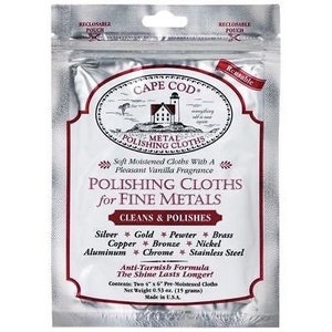 Puede incluir: Una bolsa plateada con una etiqueta roja que dice "Cape Cod Metal Polishing Cloths" y "Polishing Cloths for Fine Metals". La etiqueta enumera los metales en los que se pueden usar las telas, incluyendo plata, oro, peltre, latón, cobre, bronce, níquel, aluminio, cromo y acero inoxidable. La etiqueta también dice "Anti-Tarnish Formula" y "The Shine Lasts Longer!" La bolsa contiene dos paños prehumedecidos de 10,2 cm x 15,2 cm.