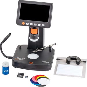Könnte beinhalten: Ein schwarzes digitales Mikroskop mit eingebautem Bildschirm, Ständer und Lichtquelle. Das Mikroskop trägt die Modellnummer "MICROSCOP-2" und ist mit "Pro-II Digital Microscope" beschriftet. Das Mikroskop wird mit einer Vielzahl von Zubehör geliefert, darunter eine kleine Lupe, ein weißes Kalibrierziel, ein schwarz-weißes Kalibrierziel, ein Satz farbiger Kalibrierziele, ein kleines Metallwerkzeug und eine weiße Kalibrierplatte.