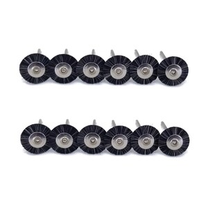 Puede incluir: Un juego de 12 cepillos de rueda de alambre negro con un vástago de metal. Los cepillos están dispuestos en dos filas de seis.