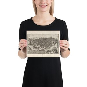 Puede incluir: Una impresi&oacute;n vintage en blanco y negro de una vista a&eacute;rea de una ciudad. La impresi&oacute;n est&aacute; enmarcada y tiene un fondo blanco. La ciudad est&aacute; rodeada por un r&iacute;o y &aacute;rboles. La impresi&oacute;n tiene el texto "OPELTEN" en la parte superior.