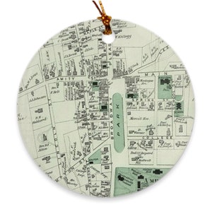 Könnte beinhalten: Eine Vintage-Karte des Amherst College in Massachusetts, gedruckt auf einem runden Keramik-Anhänger. Die Karte zeigt die Anordnung des Campus, einschließlich der Gebäude, Straßen und des Parks.
