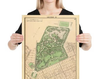Könnte beinhalten: Vintage-Karte von Central Park in New York City. Die Karte zeigt die Anlage des Parks mit seinen vielen Wegen, Seen und Gärten. Die Karte ist auf cremefarbenem Papier mit grüner und brauner Tinte gedruckt.