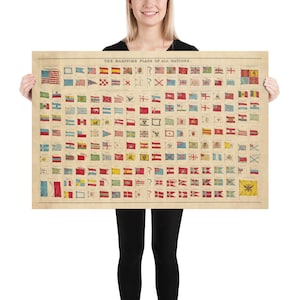 以下が含まれることがあります： 「THE MARITIME FLAGS OF ALL NATIONS」と題されたヴィンテージポスター。多数のカラフルな旗が描かれています。旗はベージュの背景にグリッド状に配置されています。ポスターは人が持っています。