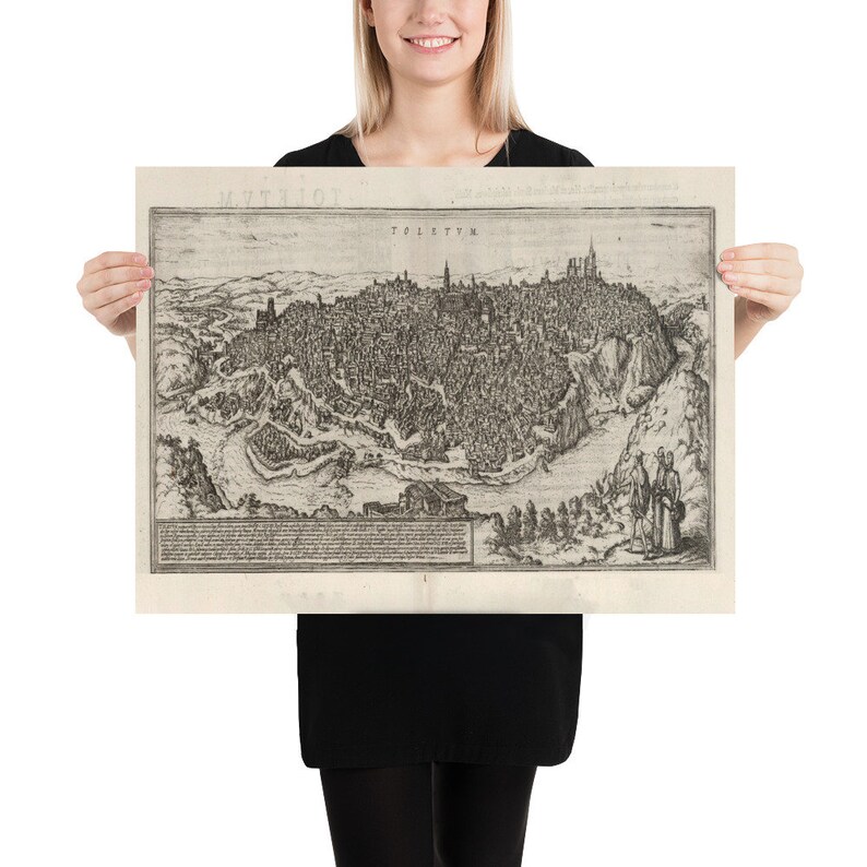Puede incluir: Un mapa vintage en blanco y negro de Toledo, Espa&ntilde;a. El mapa muestra el dise&ntilde;o de la ciudad con calles, edificios y el paisaje circundante. El t&iacute;tulo "TOLETUM" est&aacute; impreso en la parte superior del mapa.