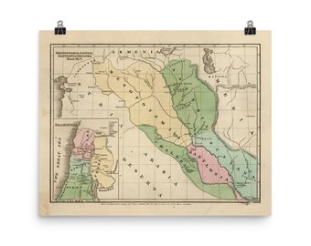 Op de afbeelding: Een vintage kaart van Mesopotamië, Assyrië, Babylonië en Chaldea. De kaart is verdeeld in verschillende regio's, elk gekleurd in een andere tint groen, geel, roze en blauw. De kaart bevat de namen van de regio's en de belangrijkste steden.