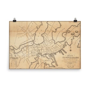 Può includere: Una mappa antica della città di Salem, Massachusetts, del 1795. La mappa mostra la disposizione della città, comprese le strade, gli edifici e le vie navigabili. La mappa è stampata su carta invecchiata con una tinta marrone.