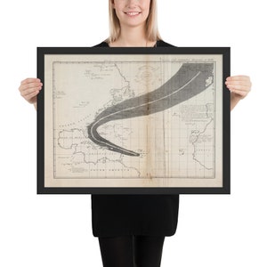 Puede incluir: Un mapa vintage que muestra la trayectoria de un huracán en el Océano Atlántico. El mapa está fechado en septiembre de 1821 y muestra la trayectoria del huracán desde el Mar Caribe hasta la costa de América del Norte. El mapa está impreso en blanco y negro sobre un fondo crema.
