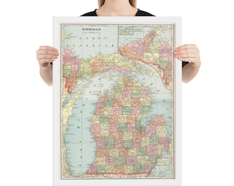 Puede incluir: Mapa vintage enmarcado de Michigan, con una representación detallada de los condados y características geográficas. El mapa está en un marco blanco, con el nombre del estado en la parte superior. El mapa es en tonos verdes, amarillos, rosas y azules.