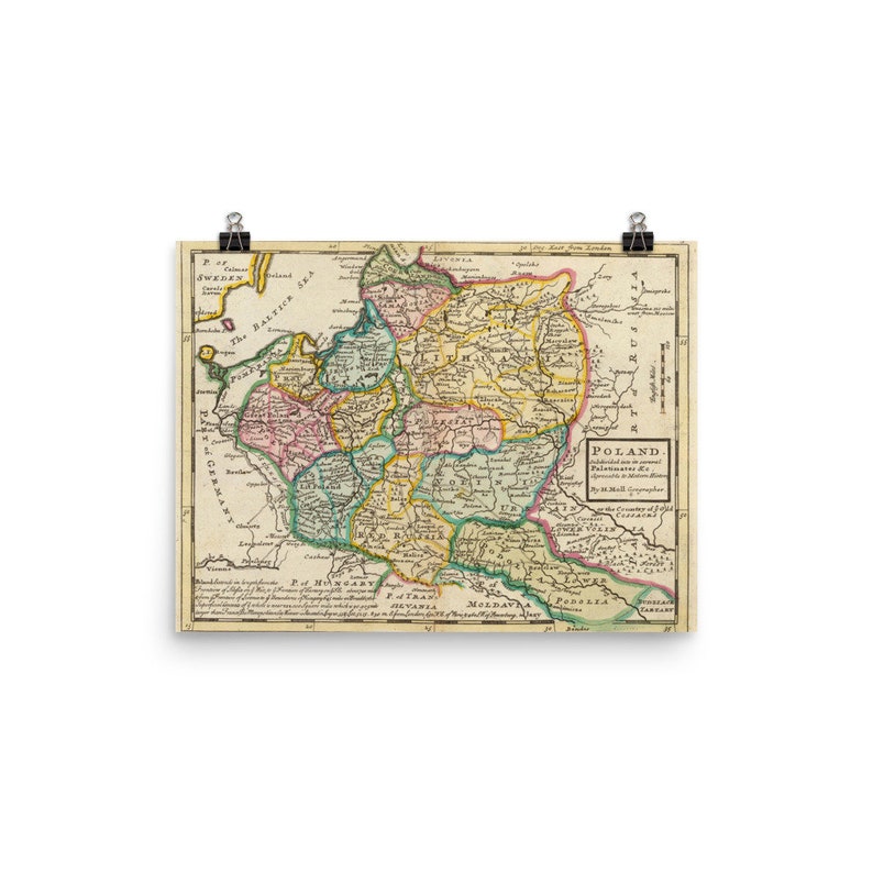 Op de afbeelding: Een antieke kaart van Polen uit 1700, die de grenzen van het land en de belangrijkste steden laat zien. De kaart is gedrukt op verouderd papier en heeft een gedetailleerde, handgetekende stijl. De kaart is gekleurd in tinten groen, geel, rood en blauw, met een titel in de rechterbenedenhoek die "POLAND." luidt.