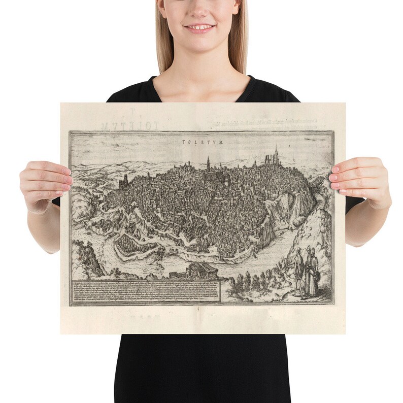 Puede incluir: Un mapa vintage en blanco y negro de Toledo, Espa&ntilde;a. El mapa muestra el dise&ntilde;o de la ciudad y el paisaje circundante. El t&iacute;tulo "TOLETTVM" est&aacute; impreso en la parte superior del mapa.