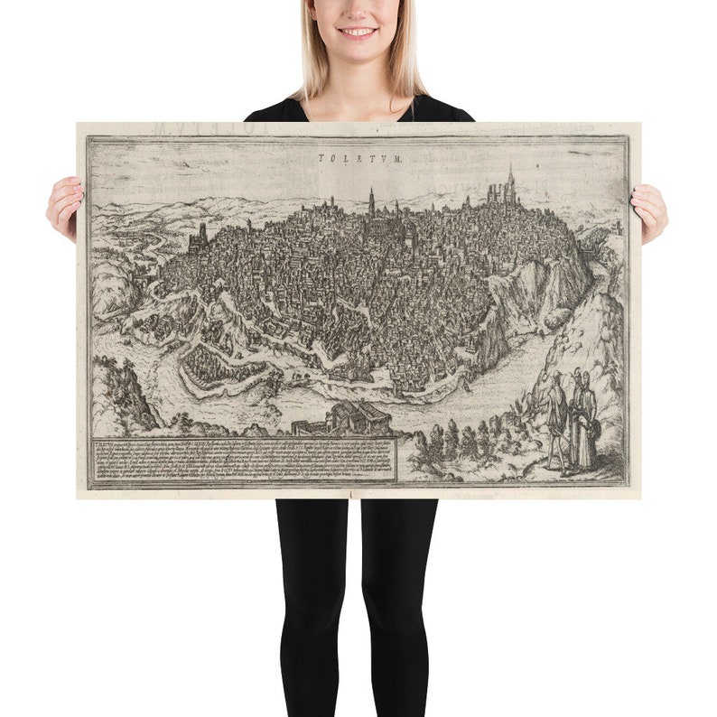 Puede incluir: Un mapa antiguo en blanco y negro de Toledo, Espa&ntilde;a. El mapa muestra el dise&ntilde;o de la ciudad con calles, edificios y el paisaje circundante. El t&iacute;tulo "TOLETUM" est&aacute; impreso en la parte superior del mapa.