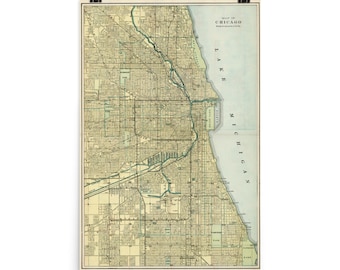 Op de afbeelding: Vintage kaart van Chicago, Illinois, met de straten en wijken van de stad. De kaart is gedrukt in tinten groen, bruin en blauw op een crèmekleurige achtergrond. De kaart heeft de titel "Map of Chicago" en bevat de tekst "Showing the city proper and part of the suburbs."