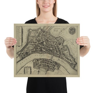 Peut inclure: Une carte ancienne de Bâle, en Suisse, imprimée sur du papier vieilli. La carte montre la disposition de la ville avec ses rues, ses bâtiments et ses voies navigables. Le titre "Basilea S.R." est visible en haut de la carte.