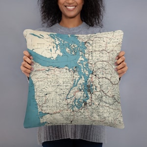 Travesseiro básico Vintage Puget Sound Map (1919) Washington State Pacific Ocean Inlet