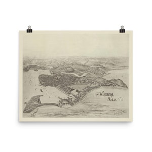 Puede incluir: Un mapa aéreo vintage en blanco y negro de Winthrop, Massachusetts. El mapa muestra las calles, los edificios y la costa de la ciudad. El texto "Winthrop, Mass." es visible en la esquina inferior derecha del mapa.