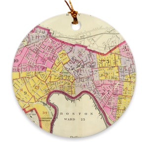 Puede incluir: Adorno redondo de cerámica con un mapa antiguo de Boston, Massachusetts, con secciones rosas, amarillas y grises. El adorno incluye el texto "BOSTON WARD 25" y una cuerda dorada para colgarlo.