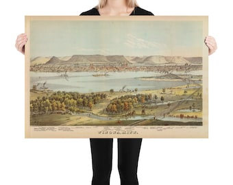 Op de afbeelding: Een vintage illustratie van Winona, Minnesota, die de stad vanuit vogelperspectief laat zien. De illustratie is in een warme, gedempte kleurenpalet en toont de gebouwen, straten en rivier van de stad.