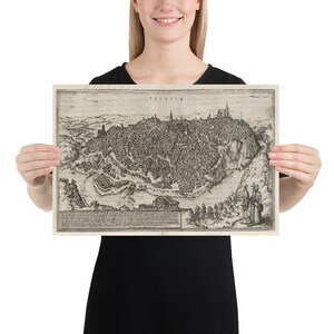 Puede incluir: Un mapa vintage en blanco y negro de la ciudad de Toledo, Espa&ntilde;a. El mapa muestra el dise&ntilde;o de la ciudad y el paisaje circundante. El t&iacute;tulo "TOLETUM" est&aacute; impreso en la parte superior del mapa.