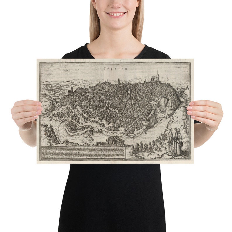 Puede incluir: Un mapa vintage en blanco y negro de la ciudad de Toledo, Espa&ntilde;a. El mapa muestra el dise&ntilde;o de la ciudad y el paisaje circundante. El t&iacute;tulo "TOLETUM" est&aacute; impreso en la parte superior del mapa.