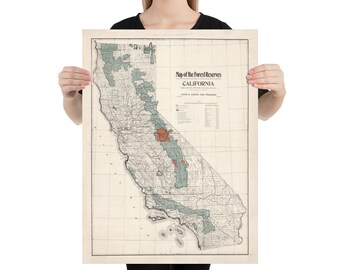 Puede incluir: Un mapa vintage de las Reservas Forestales de California, que muestra los límites del estado y las ubicaciones de varias reservas forestales. El mapa está impreso en papel color crema con un patrón de cuadrícula y tiene un título en la parte superior que dice "Map of the Forest Reserves, California".