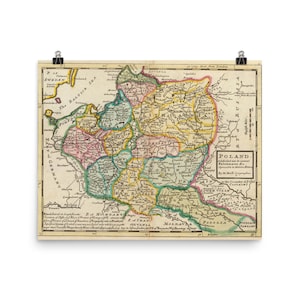 Op de afbeelding: Een antieke kaart van Polen, die de verschillende palatinaten en provincies laat zien. De kaart is gekleurd in tinten groen, geel, roze en blauw. De titel "Polen" staat gedrukt in de rechterbenedenhoek, samen met de tekst "Subdivided into its several Palatinates &c. By J. Moll Geographer."