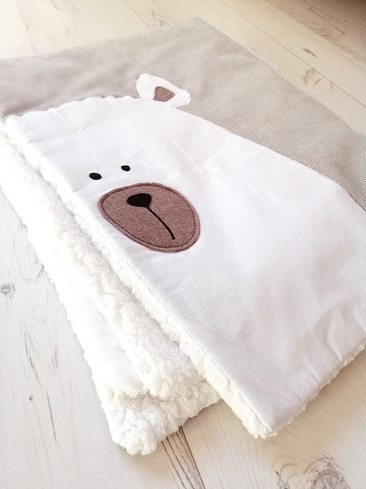 Couverture en Sherpa avec Appliqué Gros Ours