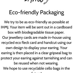 K&ouml;nnte beinhalten: Umweltfreundliche Verpackung f&uuml;r Schmuck. Der Text lautet "Cartilage Chain & Hoop Earrings" und "Eco-friendly Packaging". Der Text sagt auch "Wir versuchen, so umweltfreundlich wie m&ouml;glich bei IHMJ zu sein. Ihr Artikel wird in einem Karton mit biologisch abbaubarem Seidenpapier versandt. Unsere Schmuckkarten werden im eigenen Haus aus recyceltem &Ouml;ko-Fleck-Karton hergestellt und mit unserem eigenen Design handgeschnitten, um Ihren Ohrring zu pr&auml;sentieren. Ihr Ohrring wird dann in einen durchsichtigen Gripseal-Beutel gelegt, um Ihren Ohrring vor Anlaufen zu sch&uuml;tzen und kann wiederverwendet werden, wenn Sie ihn nicht tragen. Wir hoffen, in Zukunft recycelbare Cellophanbeutel zu verwenden!"