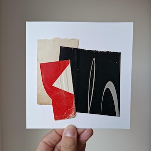 Könnte beinhalten: Abstrakte Collage mit zerrissenen Papierelementen in Rot, Schwarz und Beige, angeordnet auf weißem Hintergrund. Die Komposition umfasst eine rote Winkelform, ein schwarzes Quadrat mit weißen geschwungenen Linien und ein beiges rechteckiges Stück.