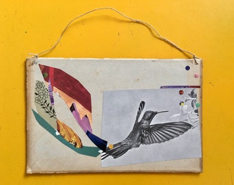 Handgemachte farbenfrohe Collage mit Vogel auf Vintage Buchcover, hängefertige Kunst, zeitgenössische Collagenkunst, Boho Interior Kunst