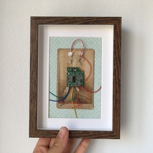 Arte de ensamblaje, fotografía alterada enmarcada, Ghost in the Machine, ensamblaje de técnica mixta, fotografía antigua, lista para colgar, arte de fantasía, arte original