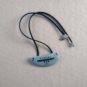 Unisex Stein Anhänger, Strand Stein Halskette für Sie und Ihn, Primitive Halskette, Umweltfreundlicher Anhänger, Stein Schmuck, Sommer Hangstone