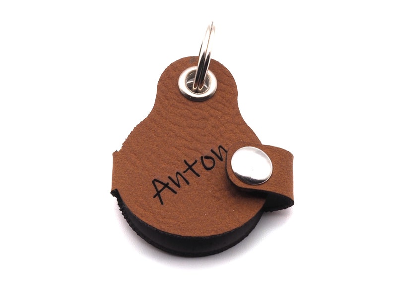 Dog tag bag with push button engraving Brown made of imitation leather engraved on both sides Diameter approx. Ø30mm Birnenförmig