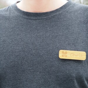 Namensschild Ansteckschild aus Bambus personalisiert mit persönlicher Gravur graviert mit Magnet für Kleidung Bild 9