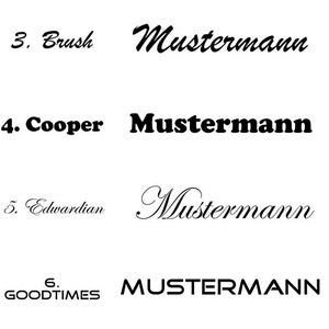 Puede incluir: Una comparaci&oacute;n visual de ocho estilos de fuente diferentes, cada uno mostrando la palabra "Mustermann". Las fuentes incluyen Arial, Autumn, Brush, Cooper, Edwardian, Goodtimes, Ink Free y Stencil.