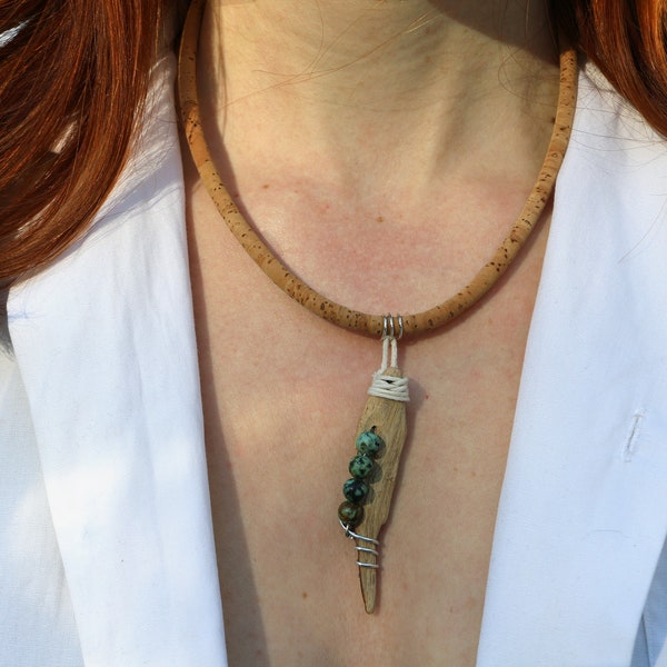 Collier en liège, bois flotté et turquoise