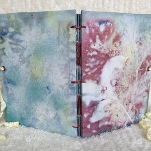 Livro impresso eco (incluindo a capa). Este livro feito à mão, encadernado em tecido e costurado à mão, contém 40 imagens exclusivas de livros botânicos fervidos.