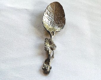 Cucharilla de té de plata fundida con diseño naturalista de hojas, de la época de Jorge II. Sin marca, c. 1740 - extremo dañado