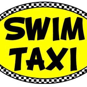 Könnte beinhalten: Ein gelber Kreis mit einem schwarzen Schachbrettmuster. Die Worte "SWIM TAXI" sind in schwarzen Buchstaben geschrieben.
