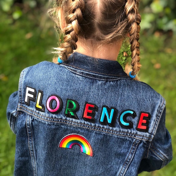 Veste en denim arc-en-ciel avec patch de nom personnalisé unisexe pour enfants et patch supplémentaire pour bébé en bas âge