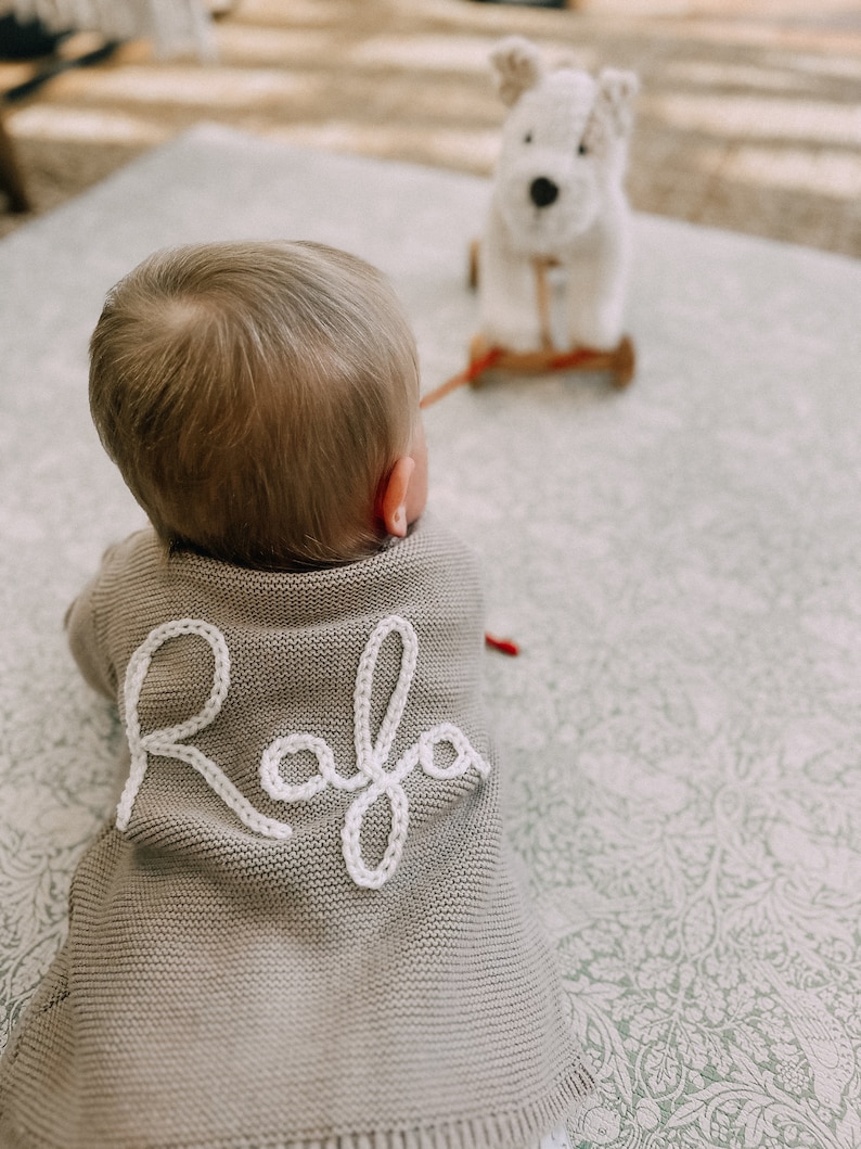 Cardigan beige doux avec prénom personnalisé pour bébé brodé à la main image 5