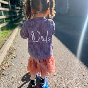 Cardigan lilas personnalisé pour enfant brodé à la main image 4